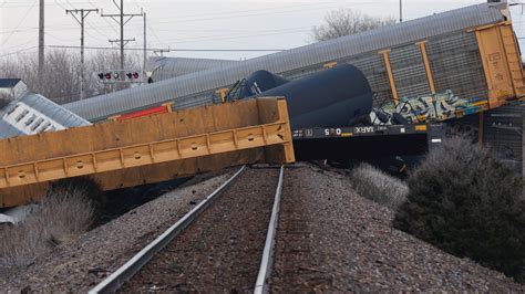 Railroad group warns that car flaw could cause derailments